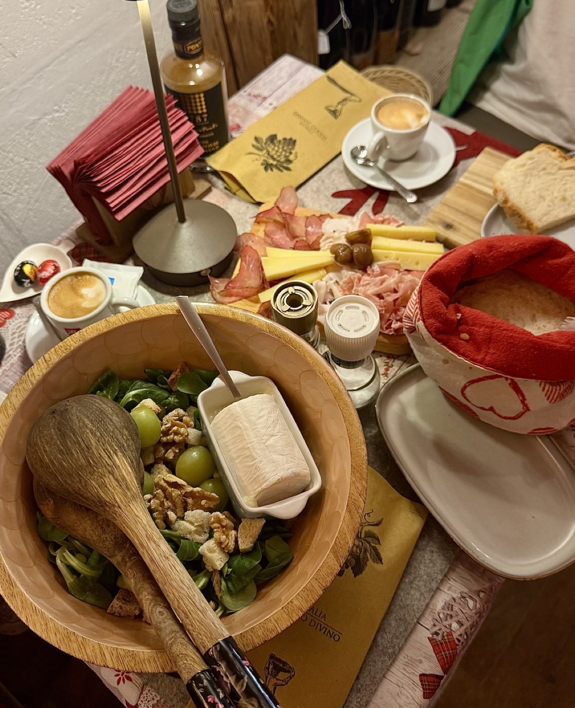 イタリアの前菜やチーズ・生ハムの盛り合わせ