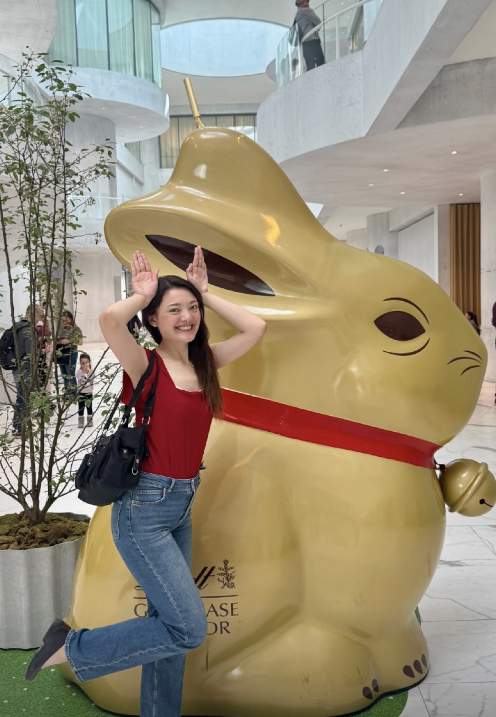 リンツ博物館の巨大なゴールドバニーのオブジェ